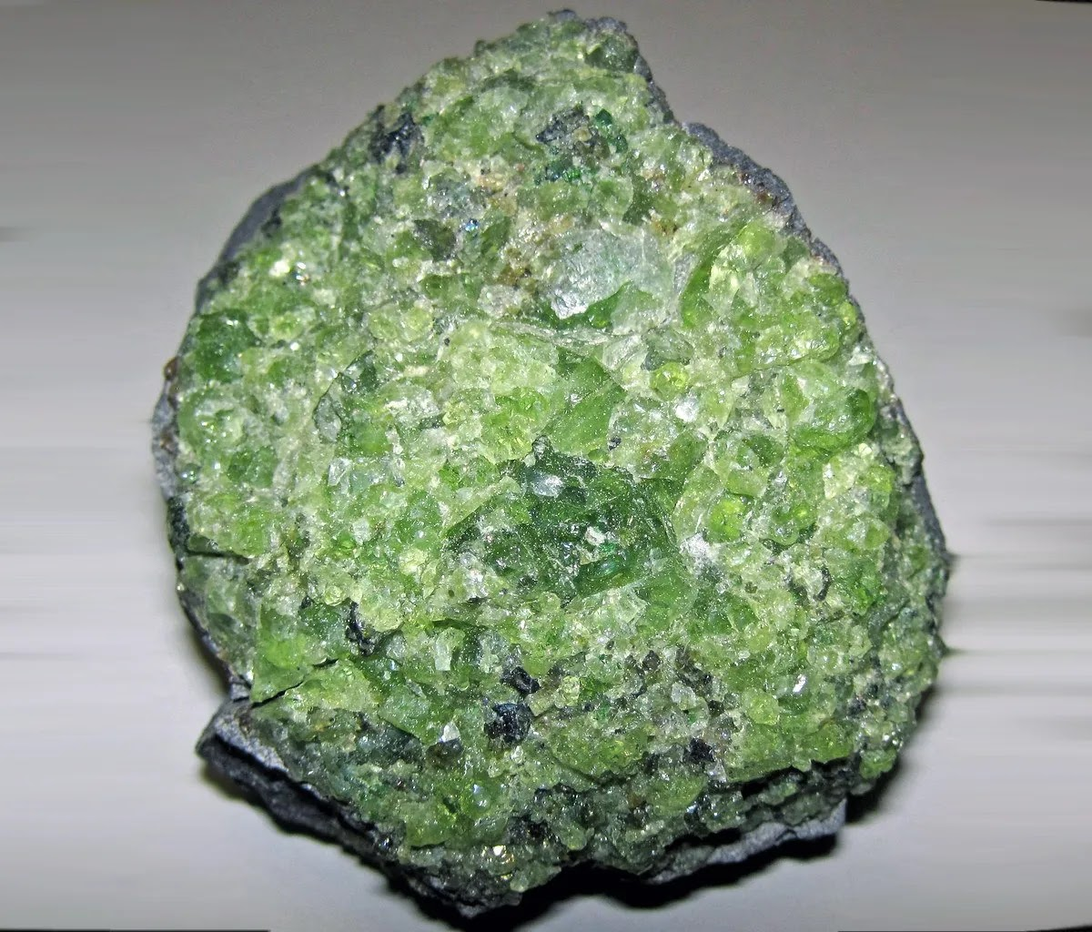 <p><span><span>Glassy luster, lime</span></span><br><span><span>green color</span></span></p>