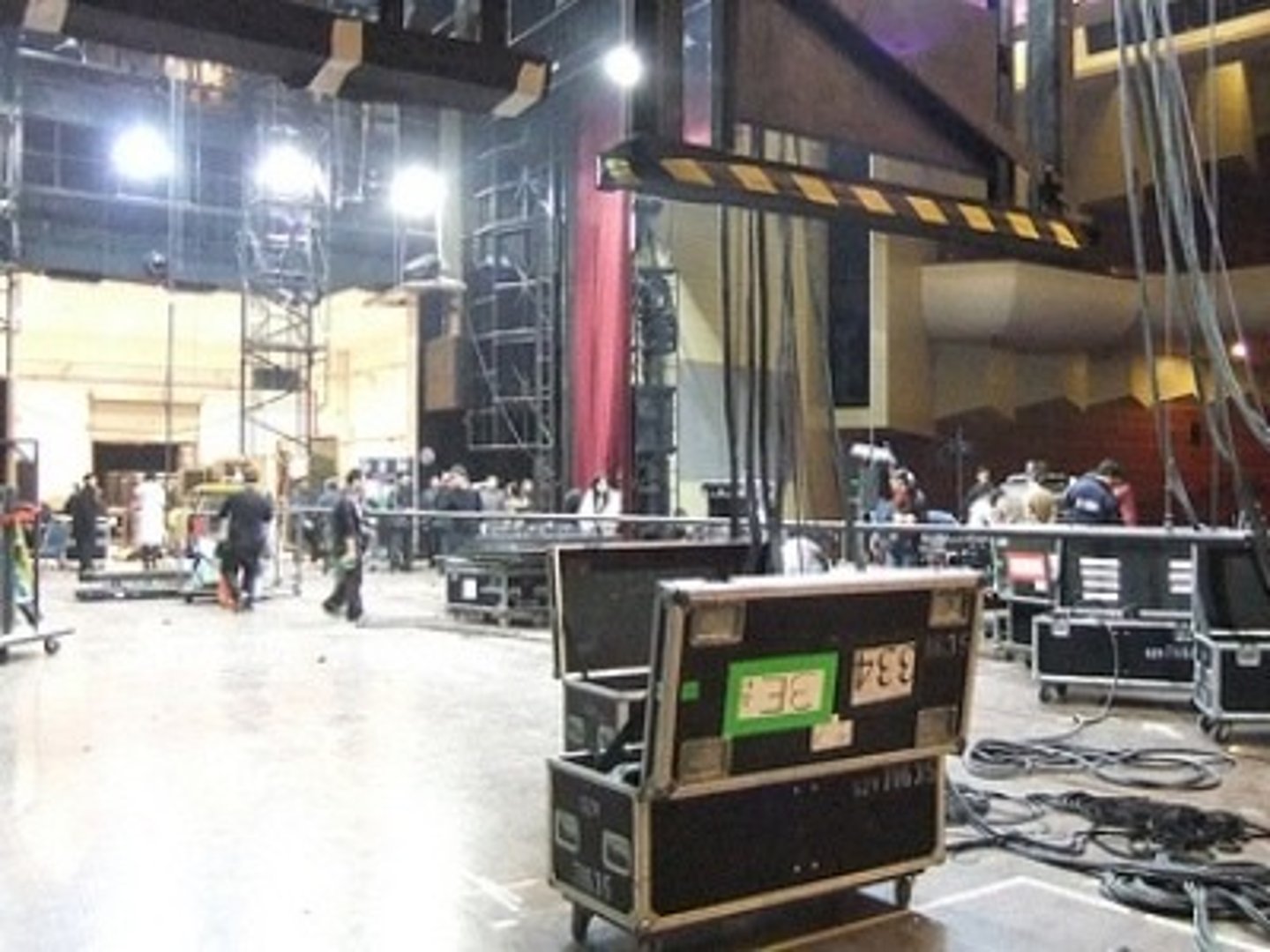 <p>hậu trường</p>