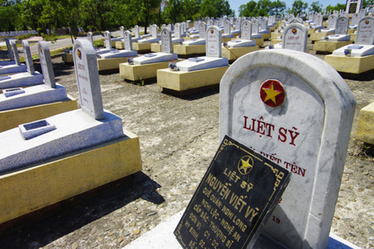 <p>/ˈmɑːtə(r)/ liệt sĩ</p>
