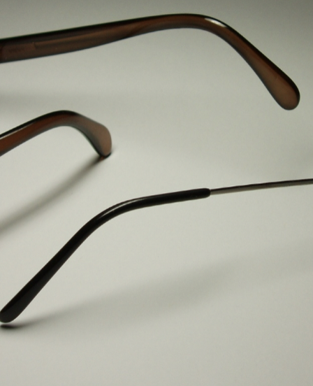 <p>most common- grips behind ear</p>