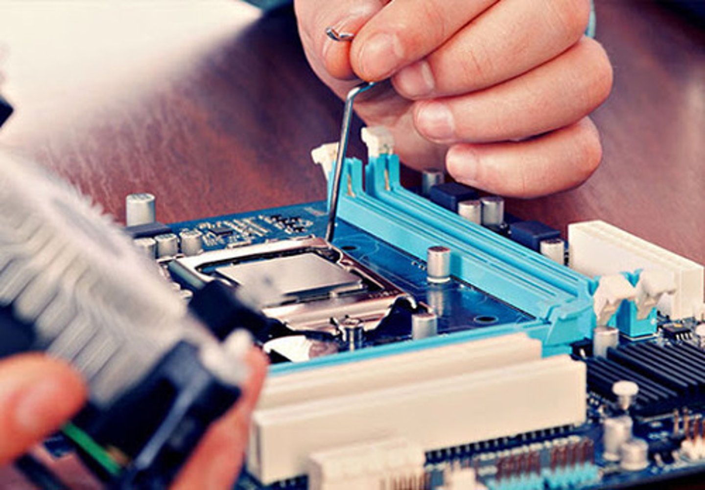 <p>computer equipment, not software: phần cứng máy tính</p>