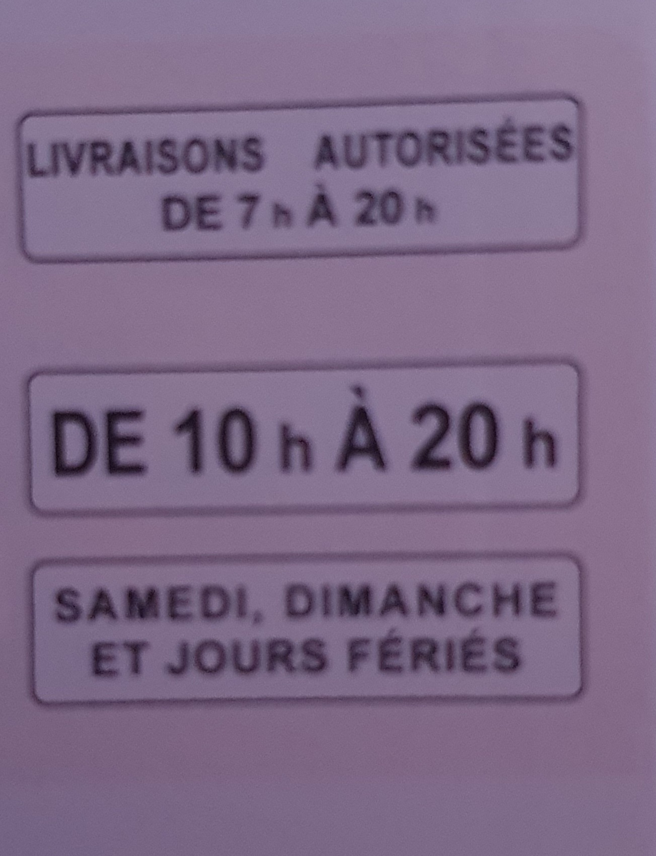 <p>Les cyclistes et les véhicules nécessaires à la desserte interne, à condition de ne pas gêner les piétons.</p><p></p><p>Les véhicules de livraison, seulement pendant une plage horaire définie.</p>