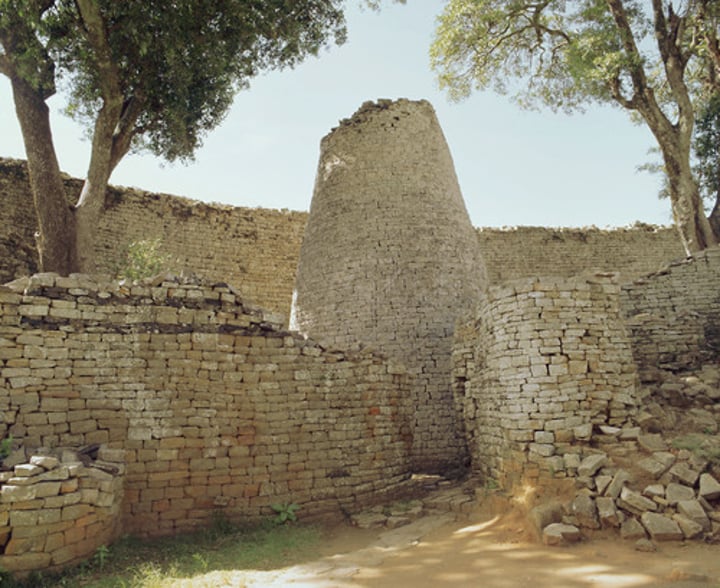 <p>Great Zimbabwe c. 1200-1400 CE; possibly used to store grain; site abandoned after 1500s; African art</p>