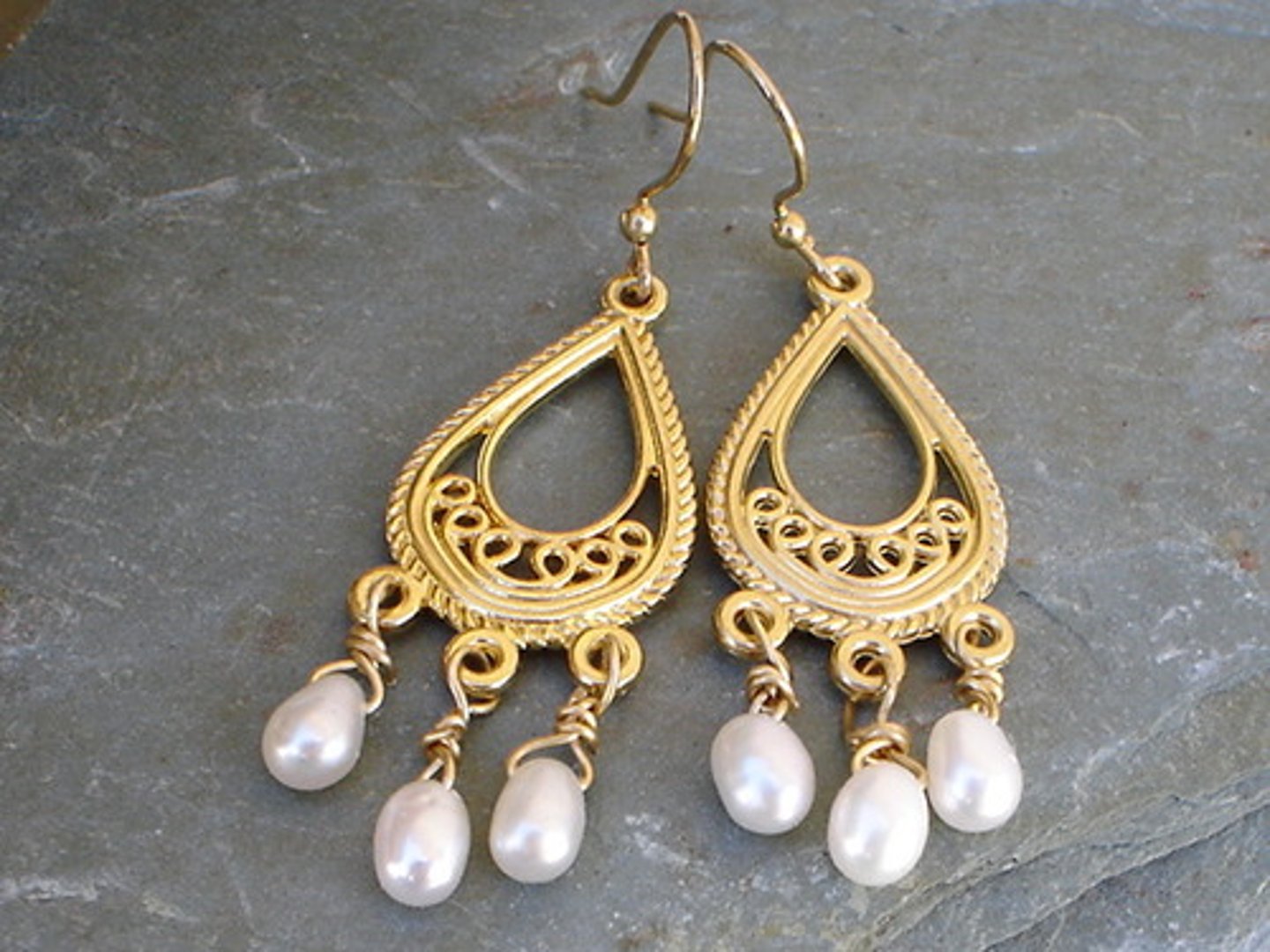 <p>earrings</p>