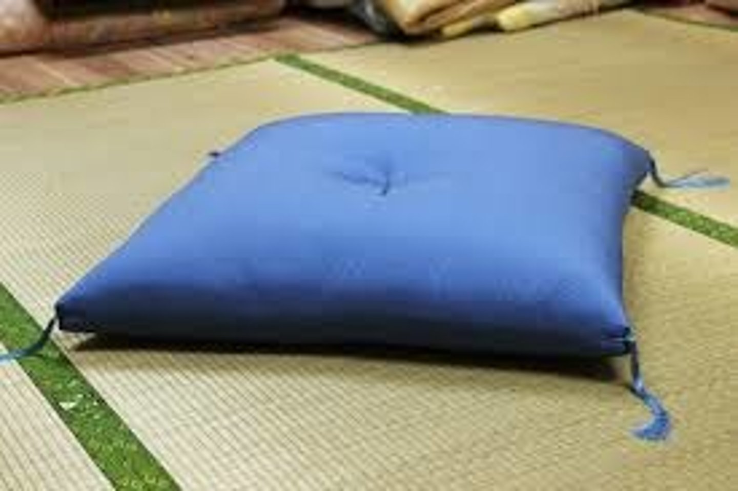 <p>ざぶとん</p><p>bantal untuk duduk</p>