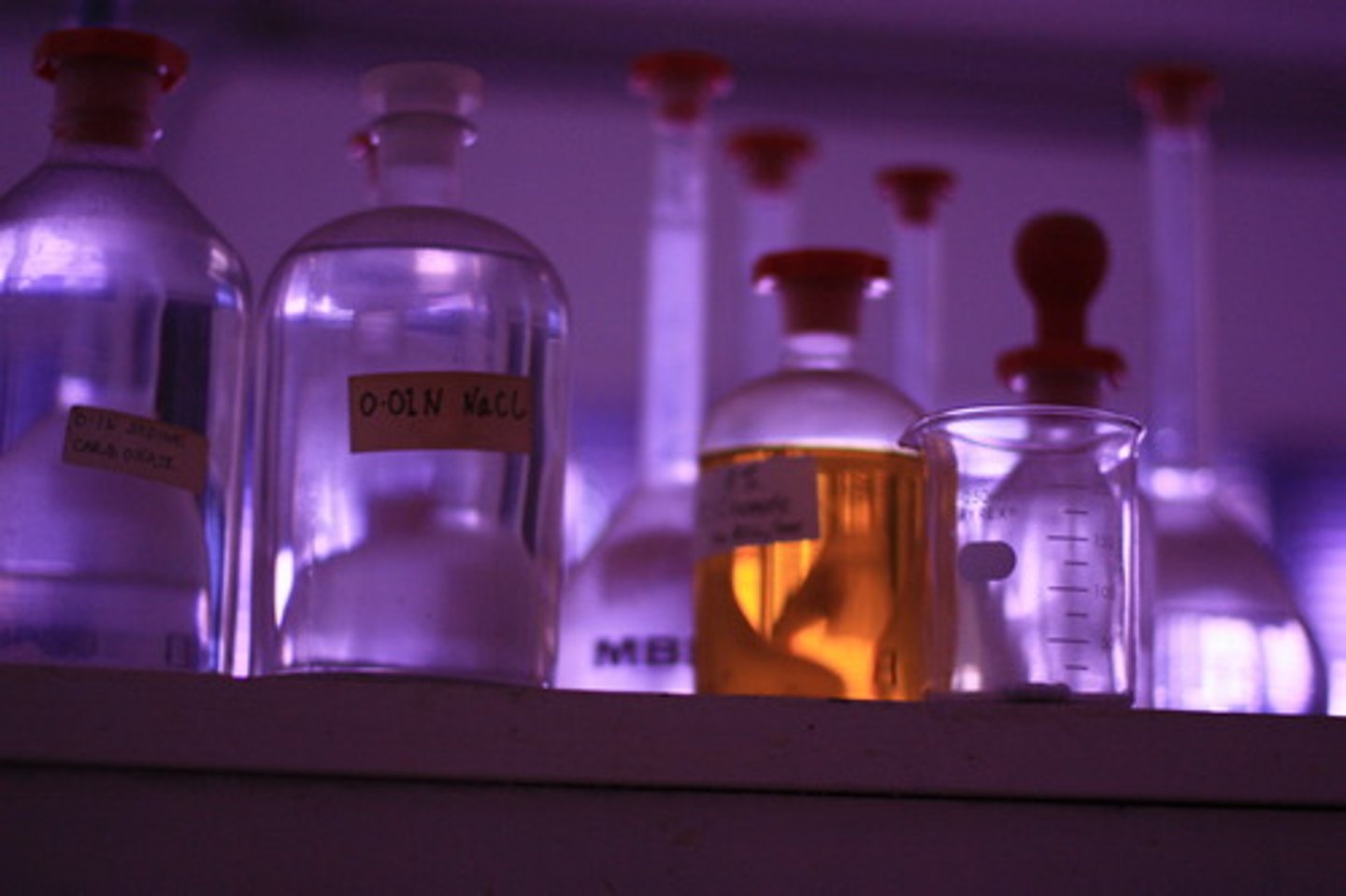 <p>It is used to put in chemical substances, solutions, or solvents.</p>