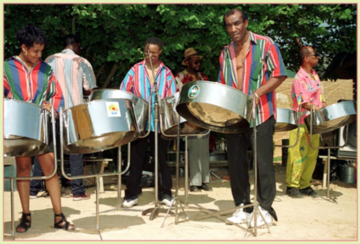 <p>music where all the instruments are made of steel (шумовий оркестр, який грає на каністрах, бочках)</p>