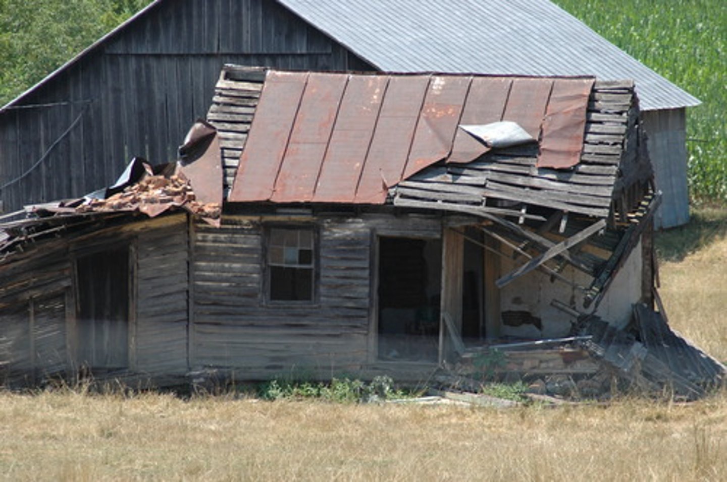 <p>/dɪˈlæpɪdeɪtɪd/ xuống cấp The building looks dilapidated.</p>