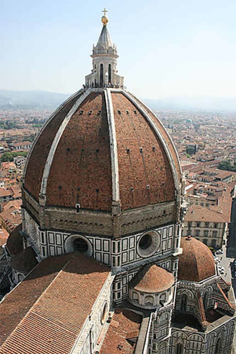 <p>Voûte hémisphérique ou ovoïde, en forme de coupe renversée couronnant une base circulaire ou inscrite dans un polygone et qui constitue la partie intérieure du dôme</p>