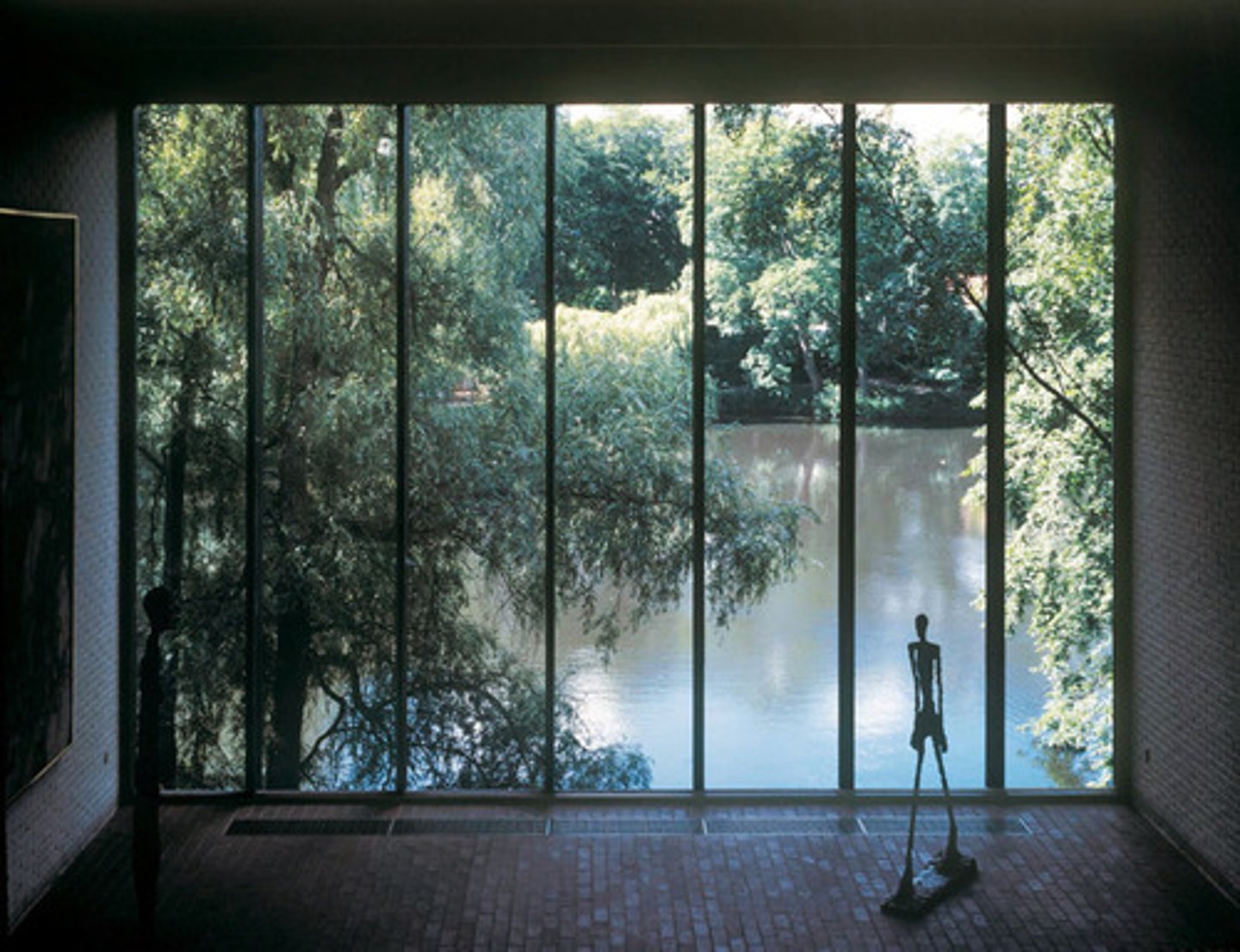 <p>RAAMOPENINGEN</p><p>- mooi vb v hoe een raam een int. een int. laat zijn, stel dat dat beeld vr een raam zonder stijlen stond, dan zou je blik nr buiten getrokken worden</p><p>- door de stijlen blijft binnen binnen en buiten buiten</p>