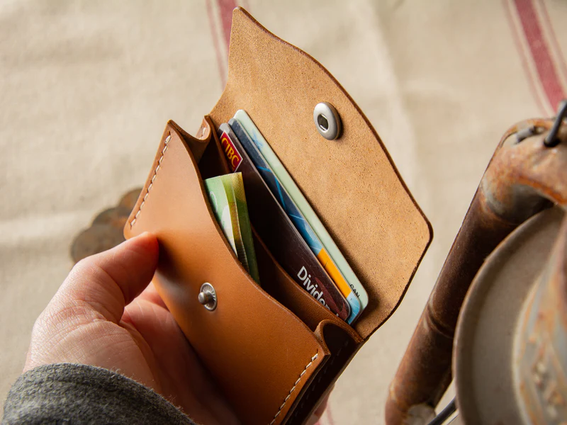 <p><br>wallet</p><hr><p style="text-align: start">He put his <strong>wallet</strong> on the table</p>