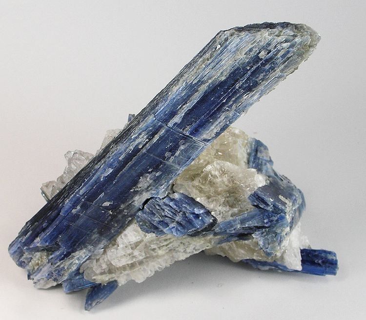 <p>Kyanite</p>
