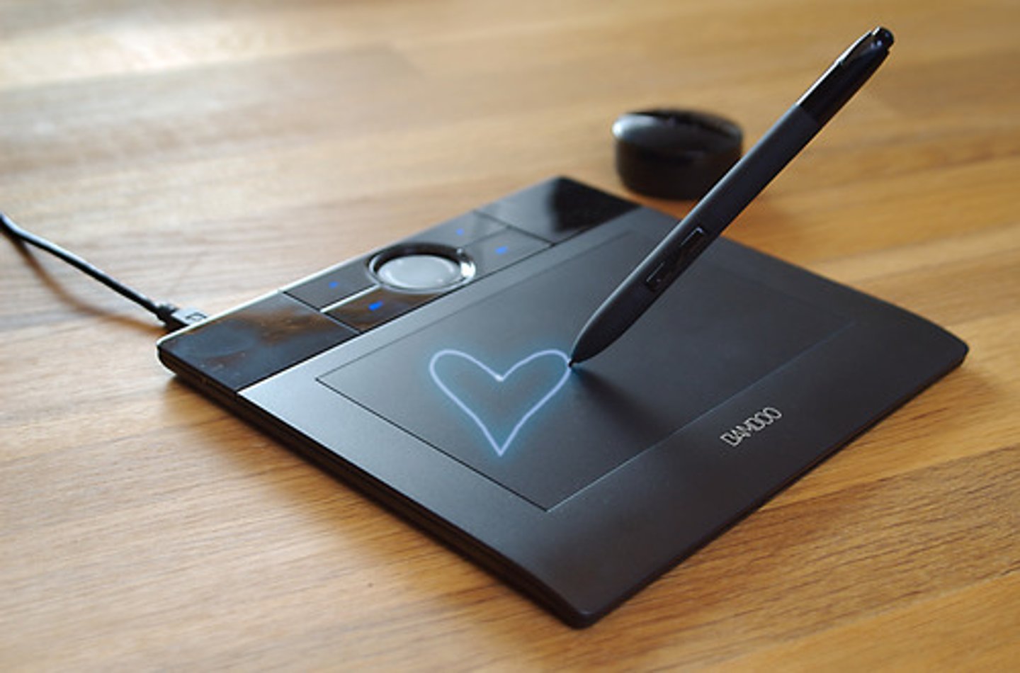<p>A pressure-sensitive touch tablet used as a pointing device. The user presses on the tablet with a stylus.</p>