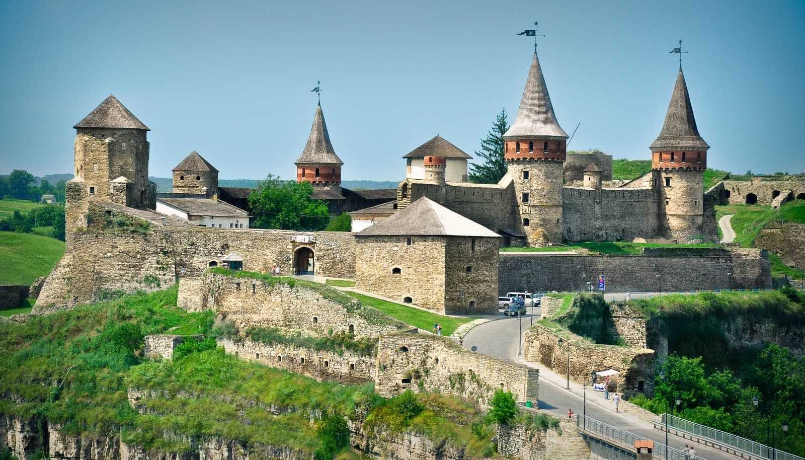 <p>Кам’янець-Подільська фортеця, 14-16 ст.</p><p>Стиль: романо-готичний</p>