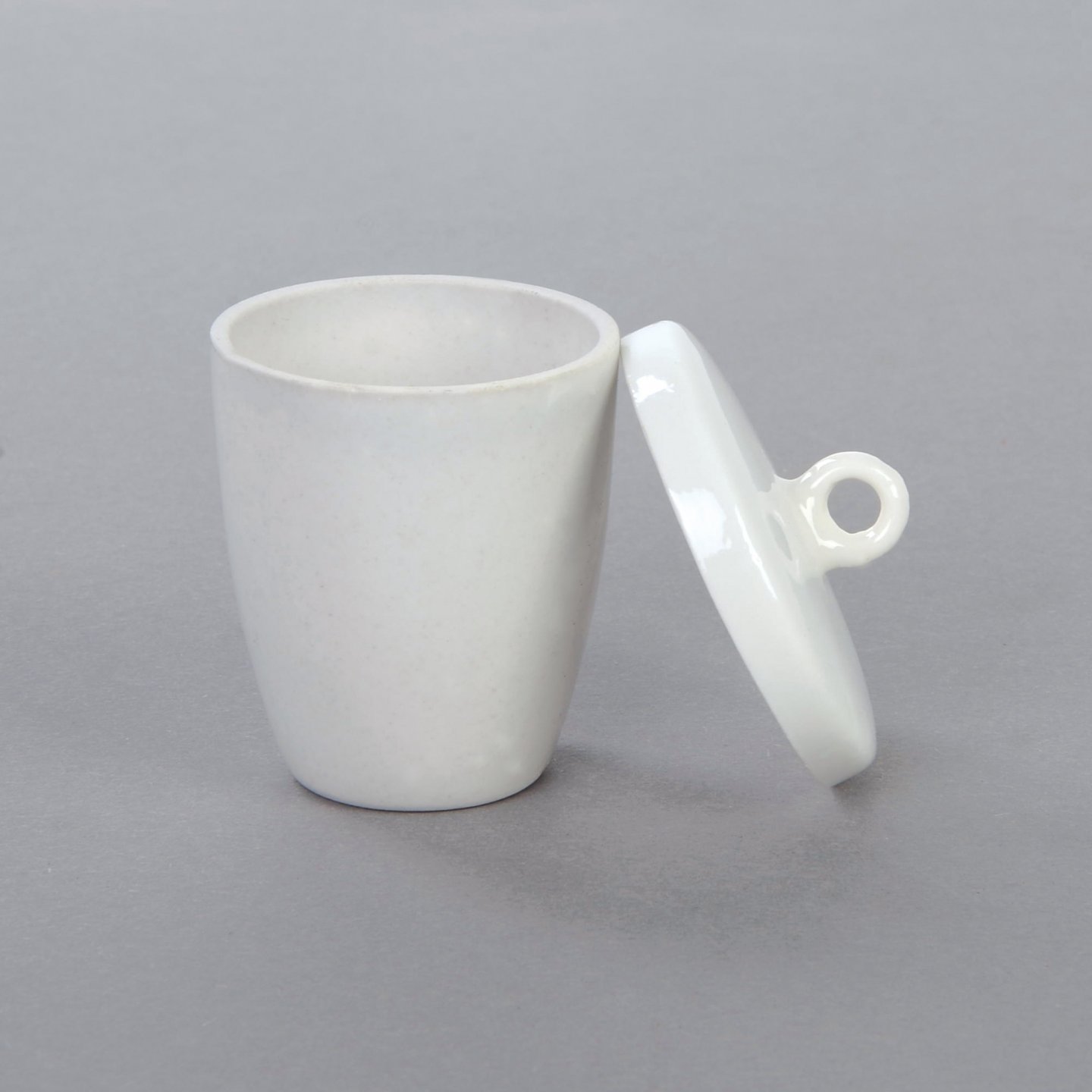 <p>Appearance - cup-shaped with lid, usually made of porcelain</p><p>Uses - used to contain chemical compounds when heating them to very high temperatures</p><ul><li><p>needs to be heat-treated before its first use</p></li></ul>