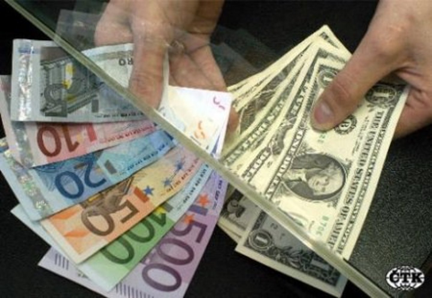 <p>Tengo dólares pero necesito euros. Voy a ________ mi dinero.</p>