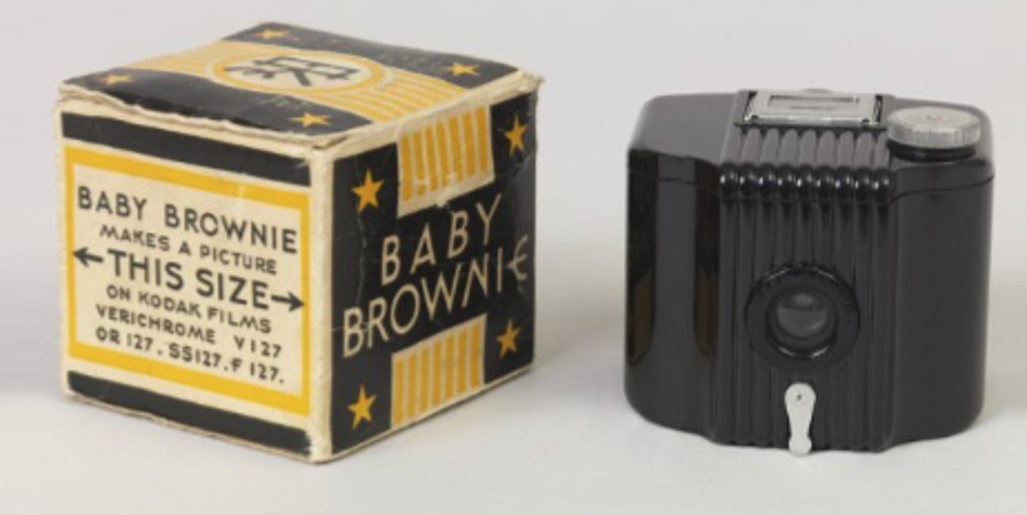 <p>Teague<br>Bakelite<br>Metal<br>Glass<br>Vertical Speed lines</p>