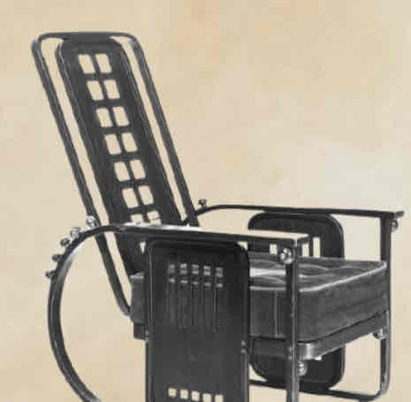 <p>This armchair with an adjustable back is one of the type called “<strong>Morris chair</strong>”. It utilizes a structural frame of bentwood.</p>