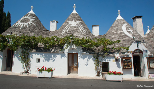 <p>A traditional rendered stone dwelling in Apulia, southern Italy, in which square chambers are roofed with conical vaulted roofs.</p>