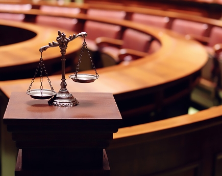 <p>A <strong>court</strong> is the place where the people examine the evidence and say if someone is guilty or not.</p><p><span>|kɔːt|</span></p><p>Суд</p>