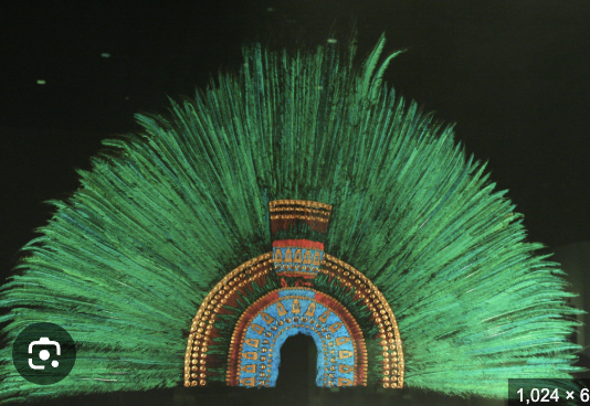 <p>RULER'S FEATHER HEADDRESS</p>