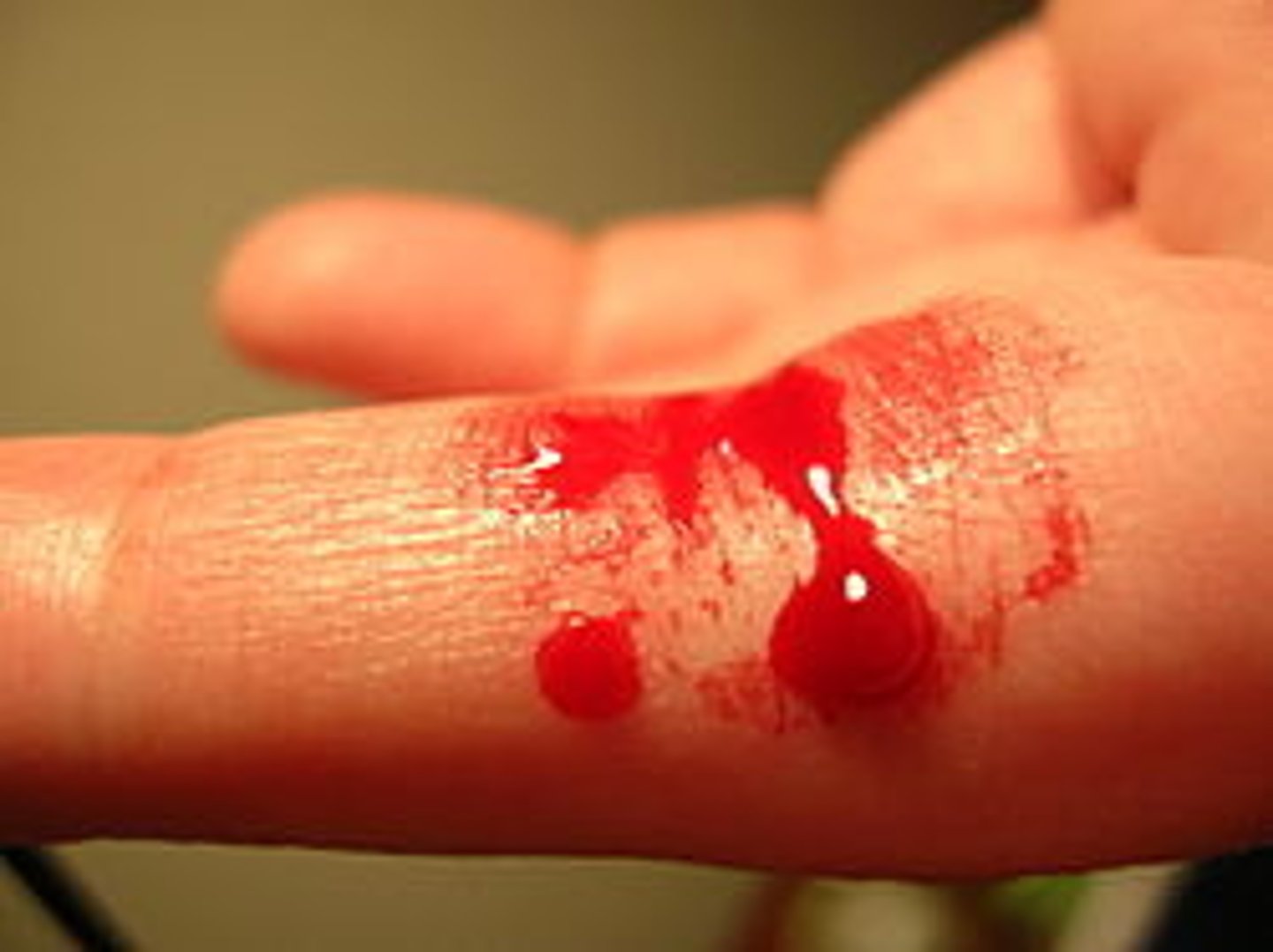<p>to bleed</p>