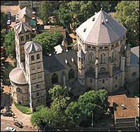 <p><strong>BAZILIKA SV. GEREONA:</strong></p><ul><li><p>“kostel sv. apoštolů”</p></li></ul><ul><li><p>Kolín nad Rýnem (Německo)</p></li></ul><p></p>