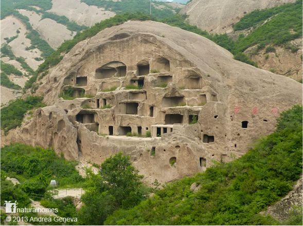 eolische afzetting van silt. korrelgrootte tussen zand en klei. gele rivier van china is geel vanwege eroderend löss. (op de foto zie je grotten in löss) 