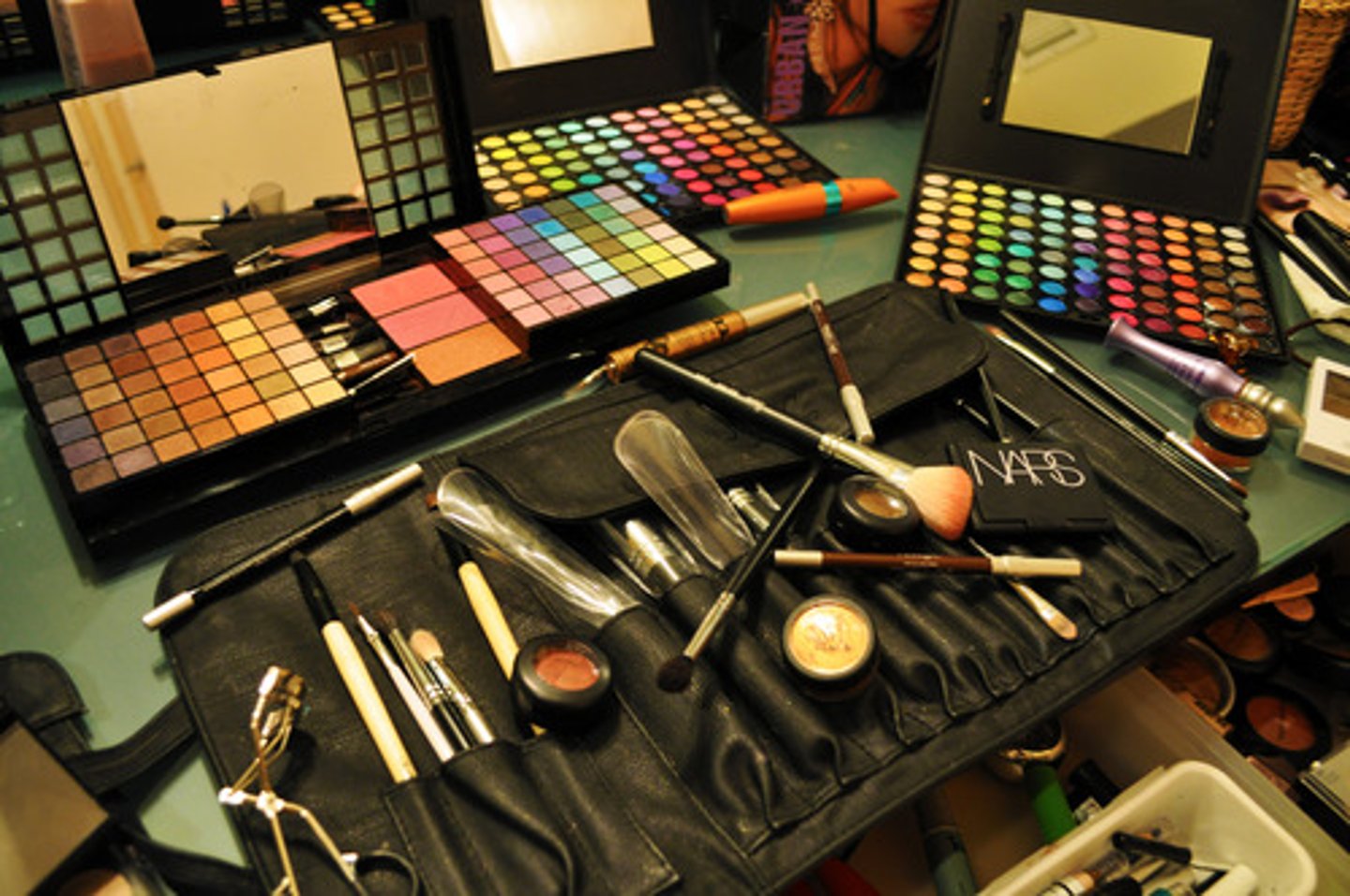 <p>makeup</p>