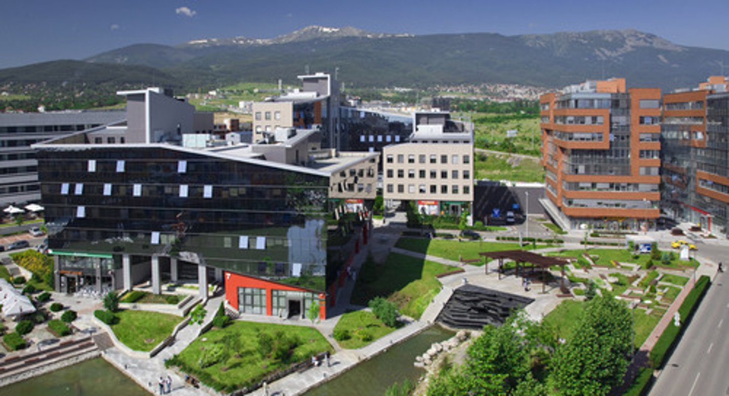 <p>is an area of land in which many office buildings are grouped together (business suburb)</p>