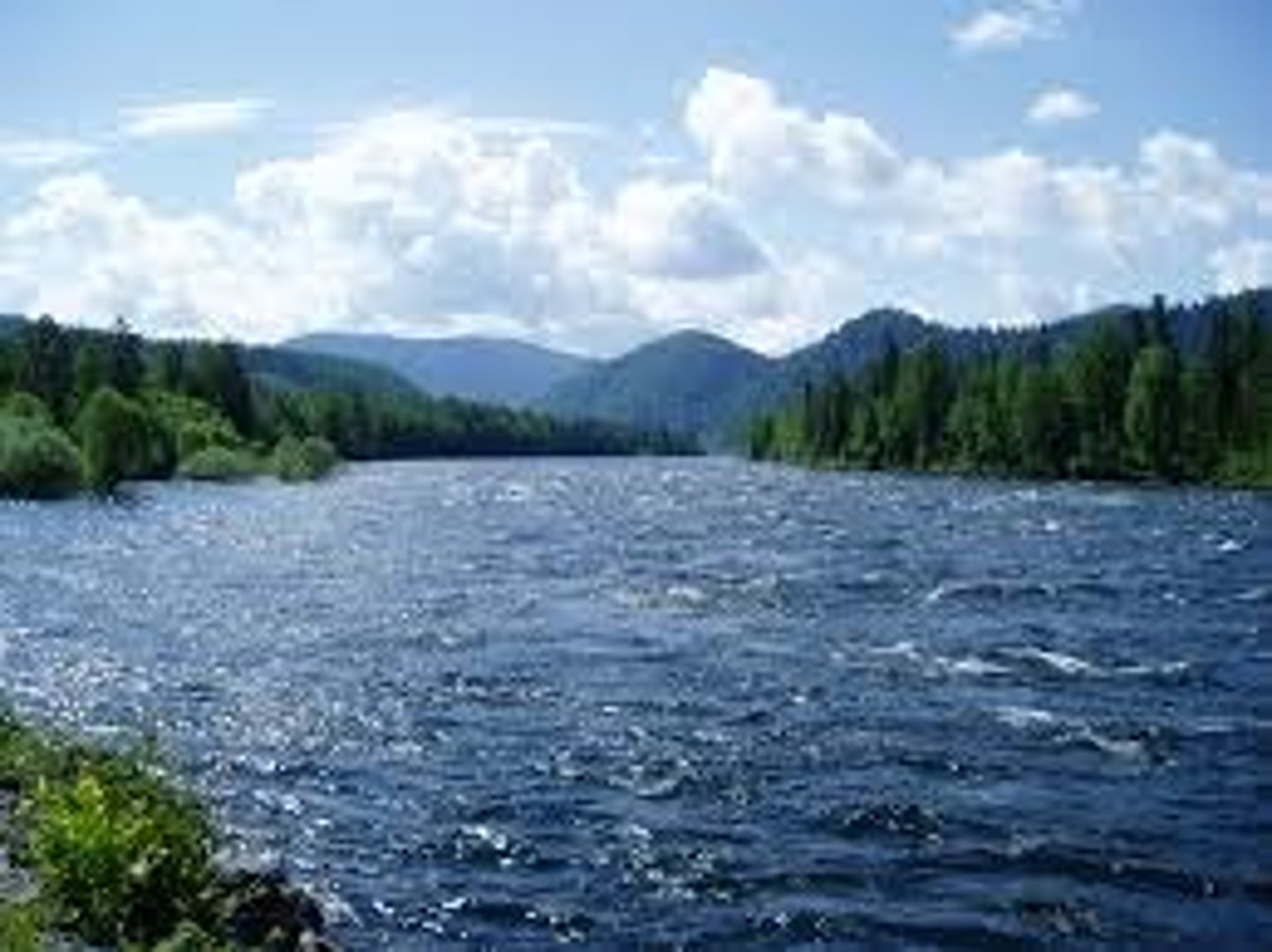 <p>-a large river</p><p>-a large falling distance(head) of water</p><p>-a constant flow of water throughout the year</p><p>-a narrow valley to provide a good dam site</p>