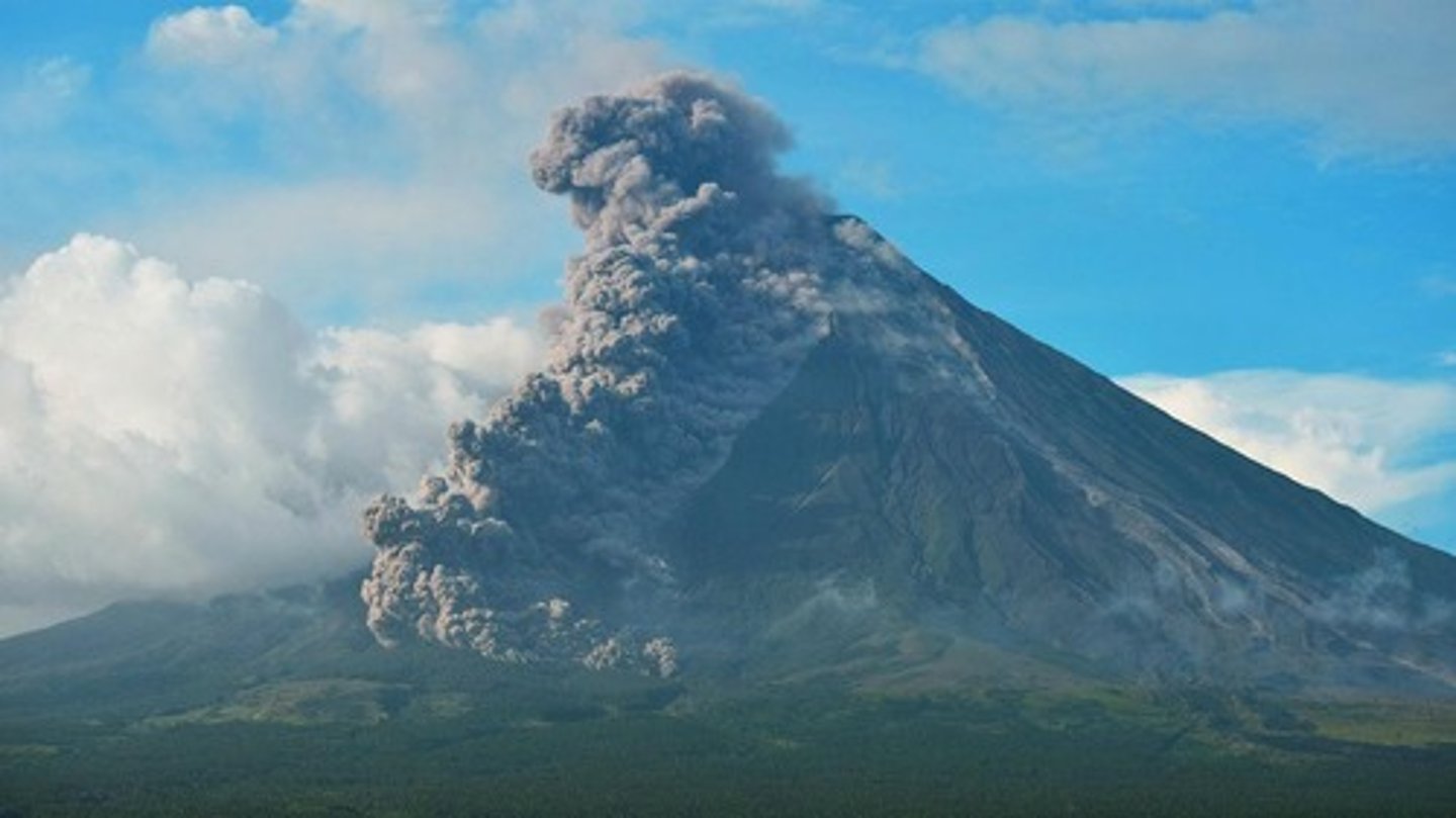 <p>It caused the shutdown of air travel over Europe for six days, canceling 95,000 flights.</p>