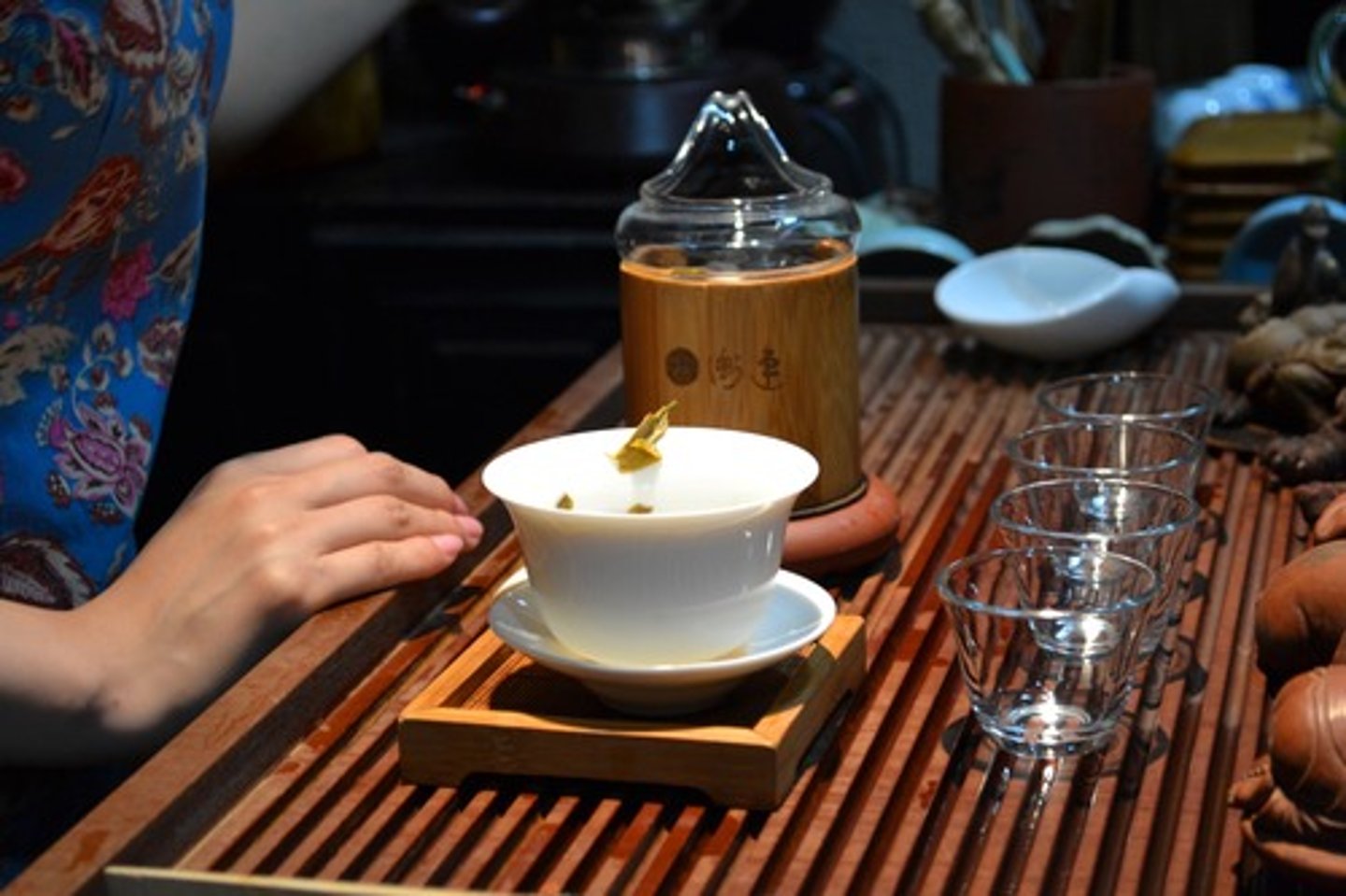 <p>cháguǎn<br>(N)<br>tea house</p>