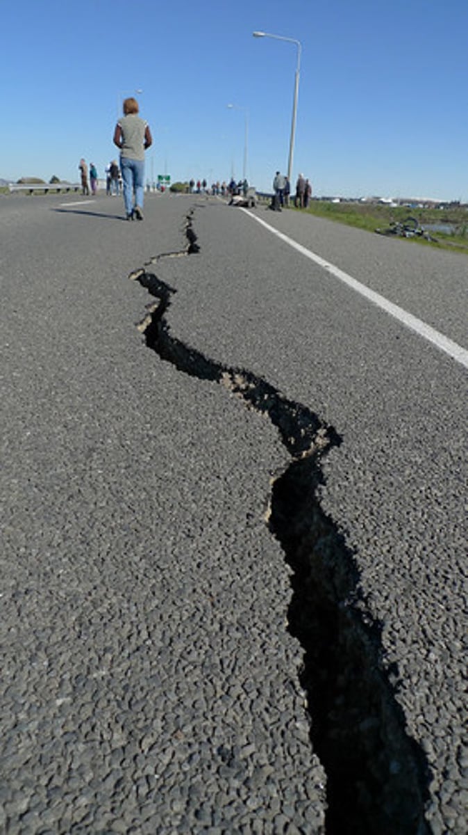 <p>động đất</p><p>An ............... makes the ground shake.</p>