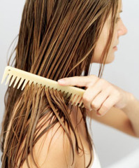 <p>to comb one&apos;s hair</p>