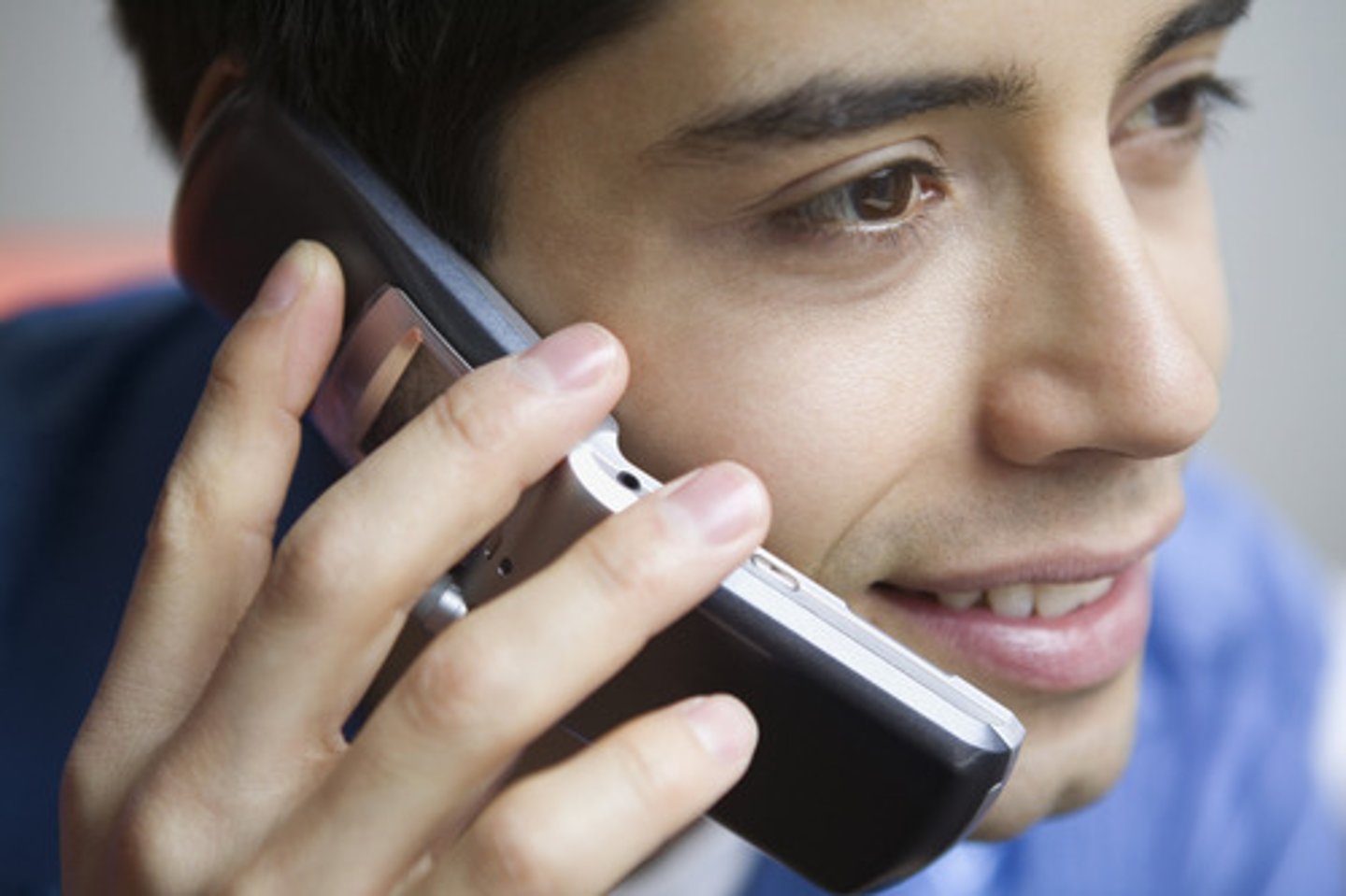 <p>hablar (por teléfono)</p>