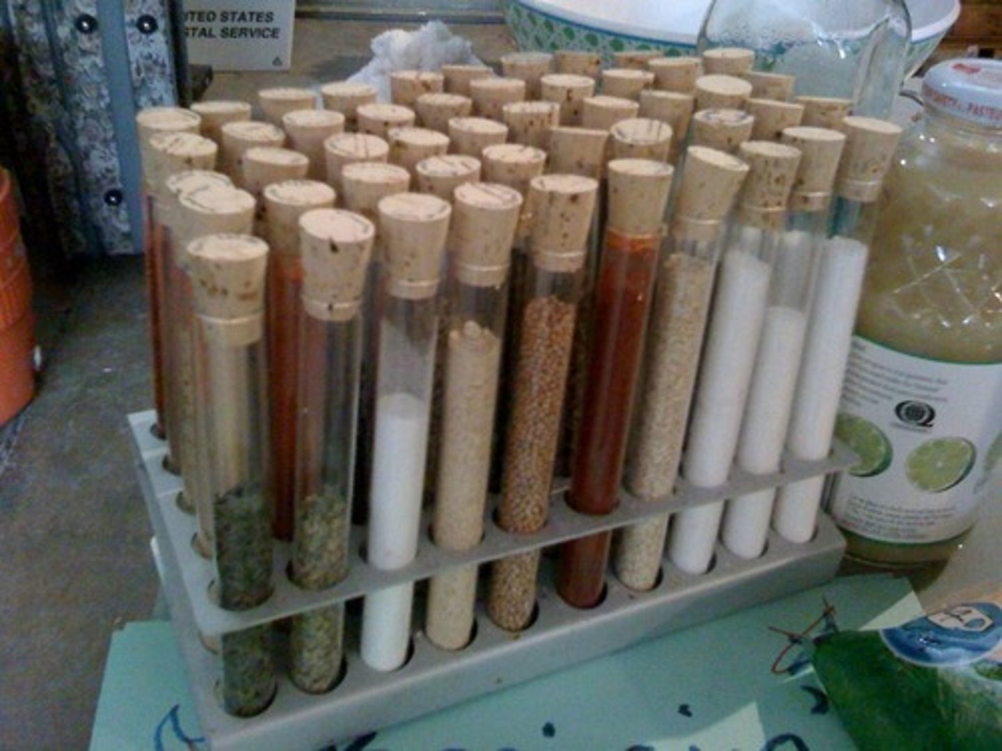 <p>A plastic stand used to hold test tubes of various sizes.</p>