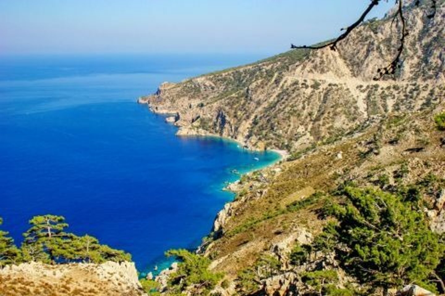 <p>engebeli/sarp kıyı şeridi</p>