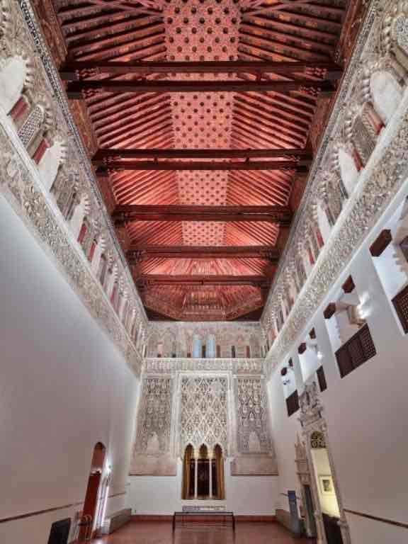 <p>Que? un sinagoga para los judíos</p><p style="text-align: start">Quien? rey Pedro 1 permitió la construcción, Samuel Ha Levi financió </p><p style="text-align: start">Donde? barrio judío</p><p style="text-align: start">Por qué? lugar para reunir y orar y también había el torre (libro de judaísmo)</p><p style="text-align: start">Cuando? siglo 14</p><p style="text-align: start">Estilo? Arte Mudejar</p><p style="text-align: start">Materiales? ladrillo, mampostería, yeso, madera (techo)</p>