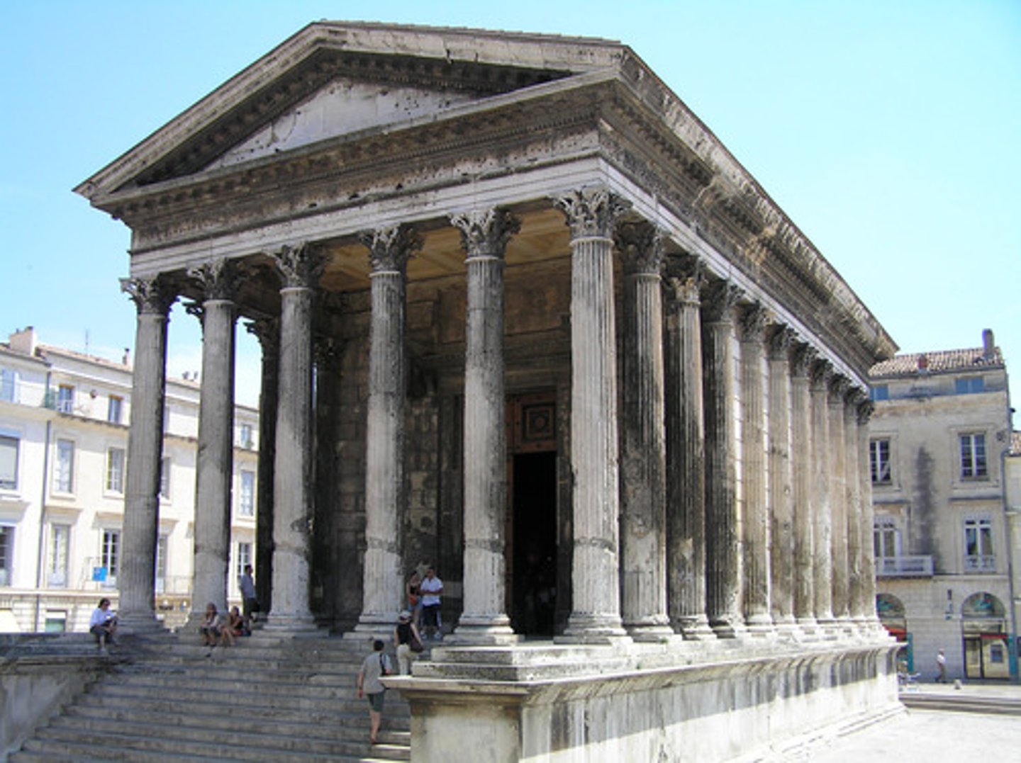 <p>having a single row of pillars on all sides in the style of the temples of ancient Greece.</p>