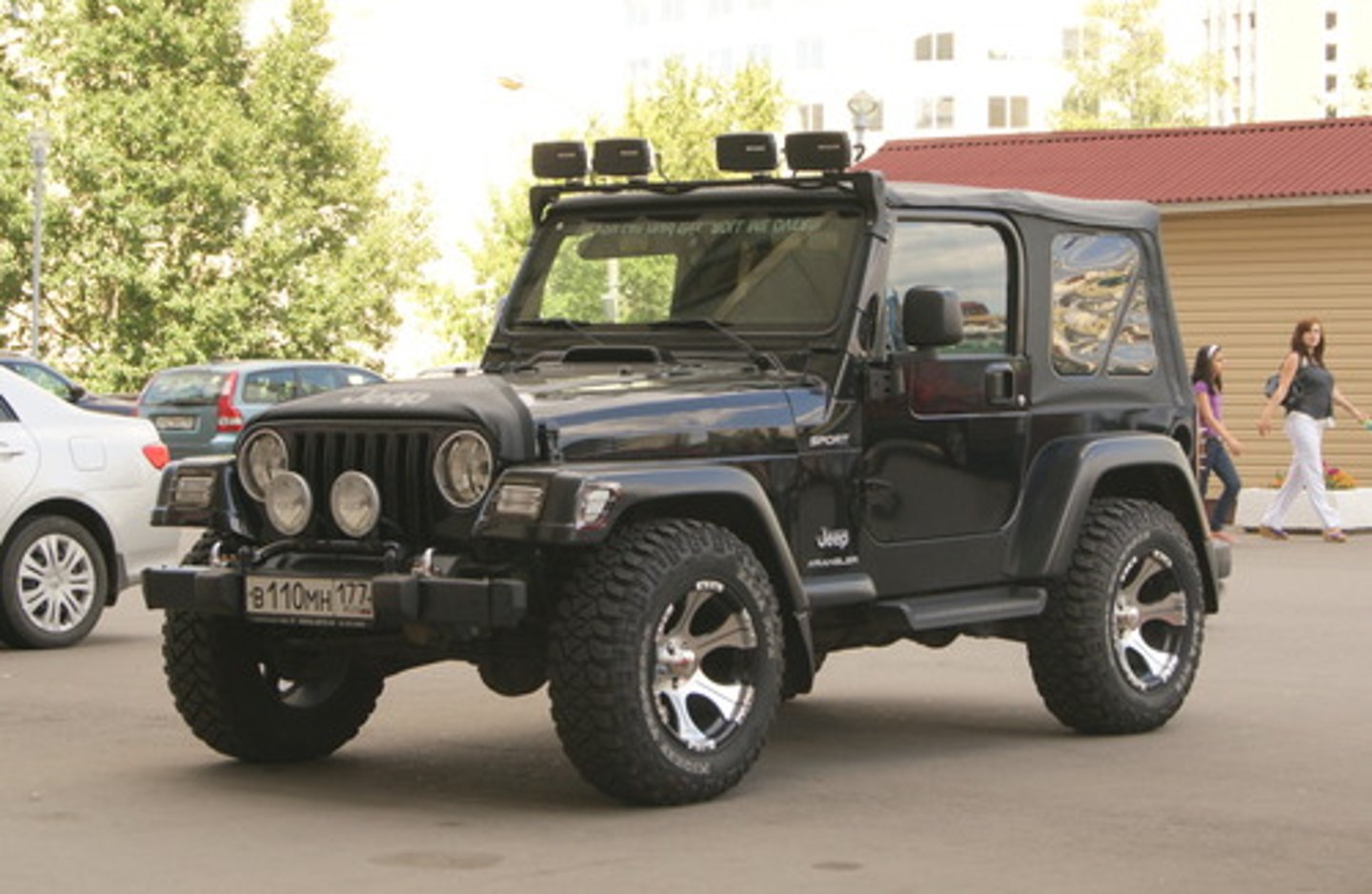 <p>(v): đi xe jeep</p>