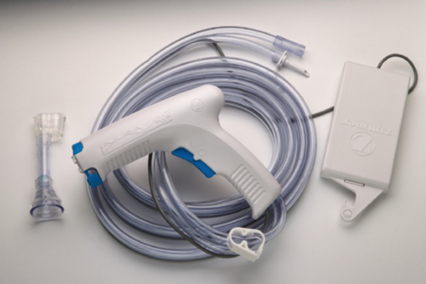 <p>uses a wound irrigant under pressure, which is powered by an electronic device, to irrigate and cleanse the wound.</p>