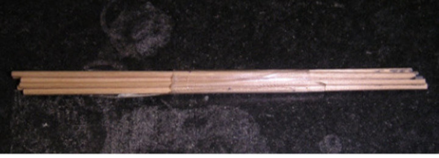 <p>An instrument for applying something, such as medicine or glue.</p>