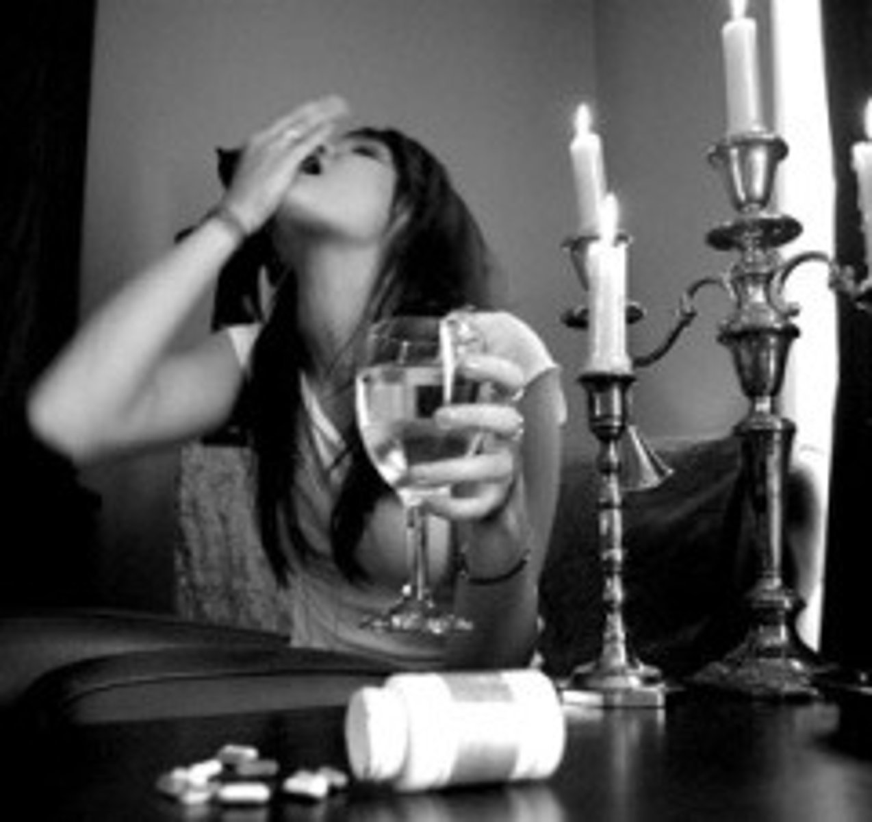 <p>lạm dụng (The misuse of drugs can lead to serious health issues.)</p>