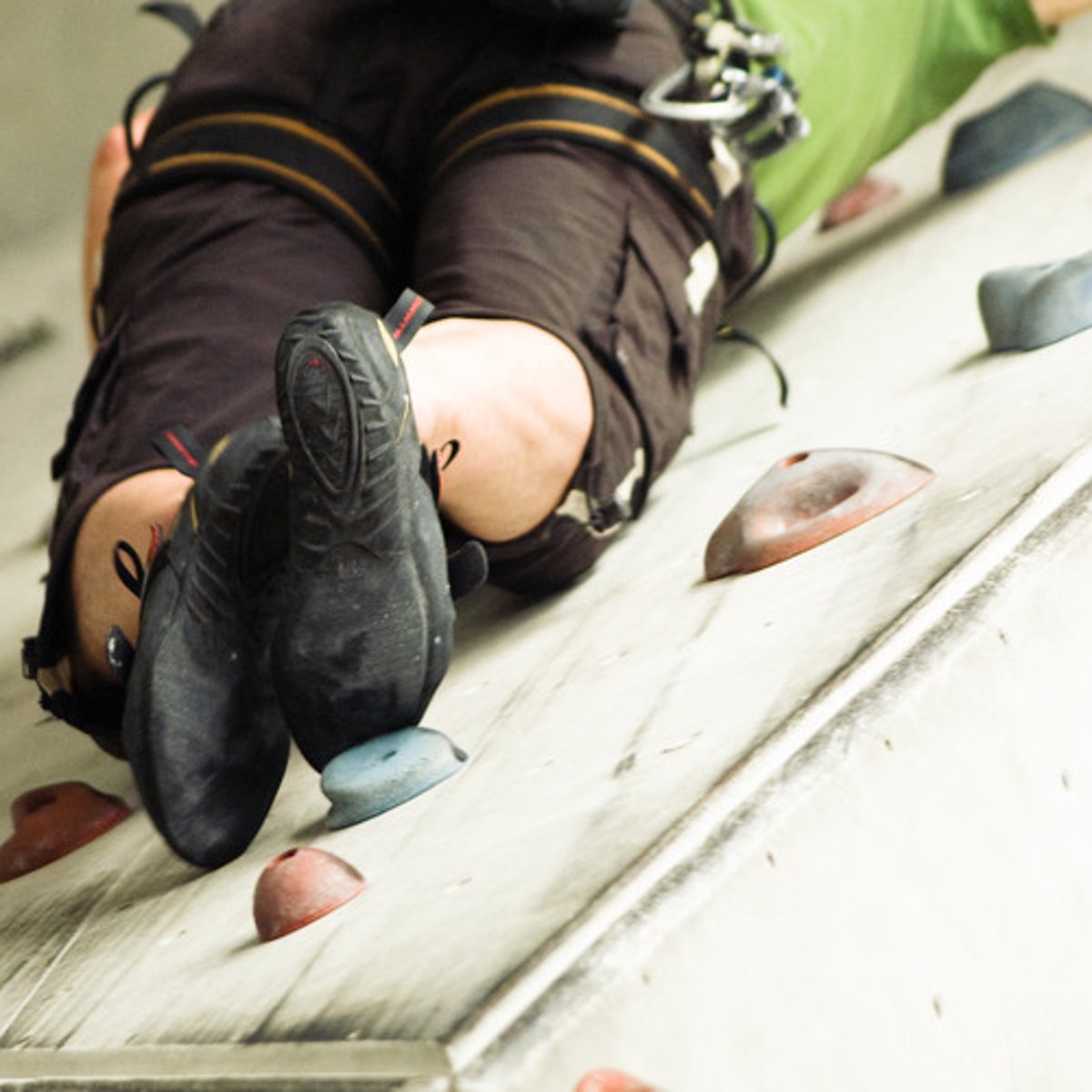 <p>(hold) a place such as a hole in a rock where you can put your foot safely when climbing</p>