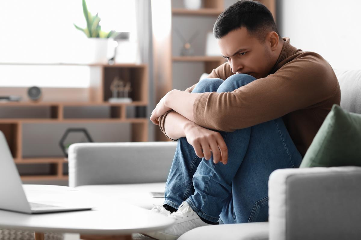 <p>= appear nervous or anxious</p><ul><li><p>You l___ a little t____—are you okay?</p></li><li><p>She l___s a little t____ before her presentation.</p></li></ul><p></p>