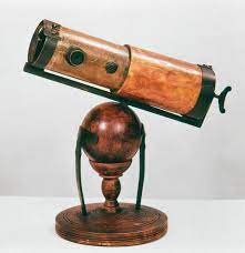 <p>Makes use of mirrors as they are much lighter than glass lenses.</p>