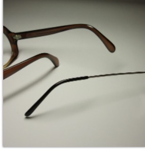 <p>The most comon side.</p><p>Fitted so that it grips behind the ear</p>