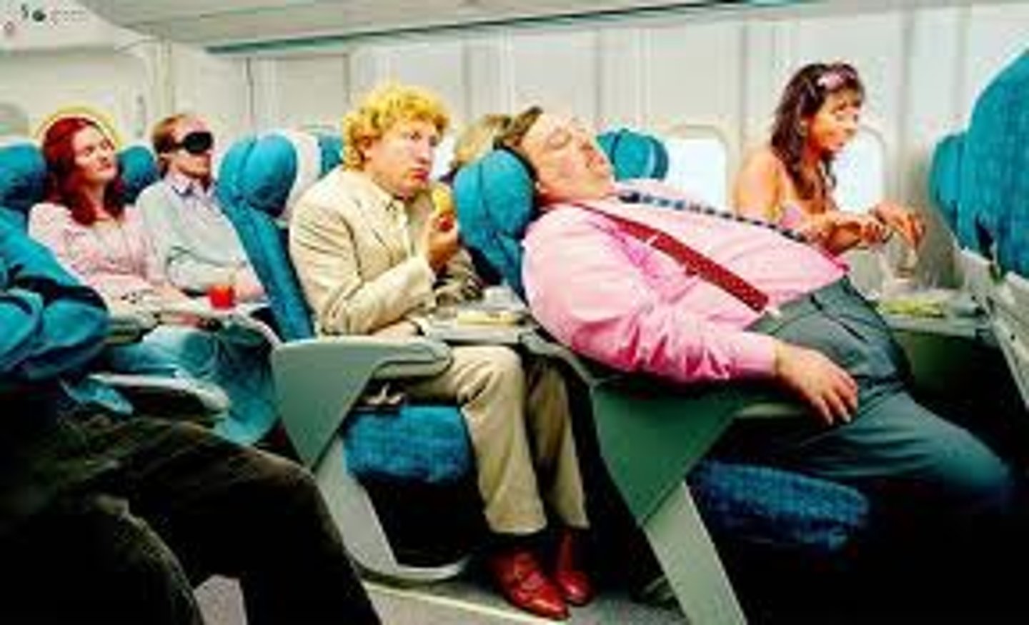 <p>Los individuos que montan un tren , autobús o avión</p>