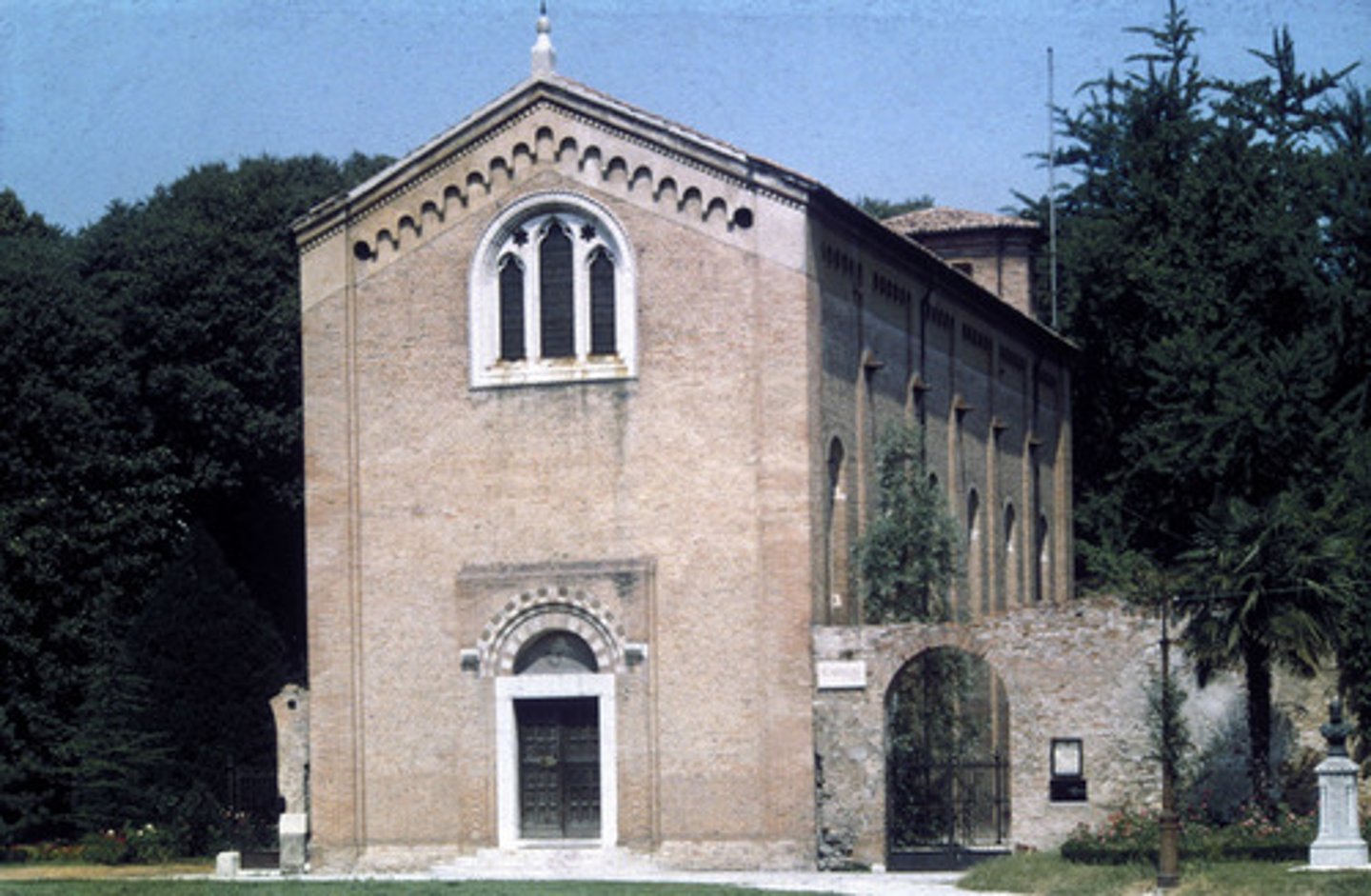 <p>Padua, Italy. Giotto di Bondone (architect/artist). Pre-Renaissance. 1303 CE. Fresco: 1305 CE. Brick and fresco architecture. Enrico Scrovegni (patron). <br><br>Incorporated pictorial space and depth to create a volume of figures. Integrated Dante's "Inferno" into artwork. Contains Mary, Jesus, and biblical narrations. Intended to absolve usury sin associated with Scrovegni.</p>